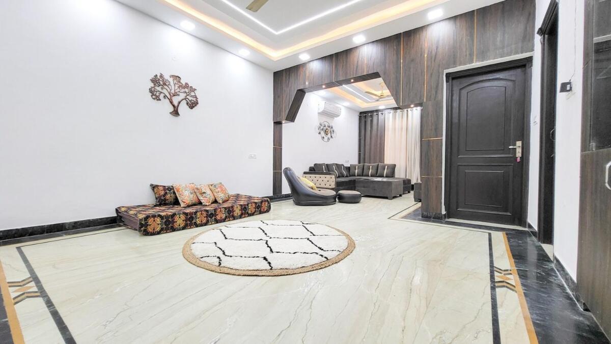 Apartment Vacationbuddy 3 Bedroom Paschim Vihar Jwala Heri